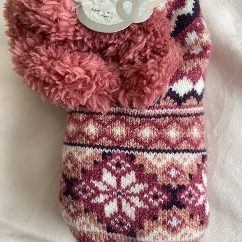 Fuzzy Baba Slipper Socks Pink & white Aztec Pattern NWT